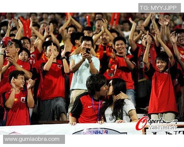 球迷在比赛日现场求婚，现场掌声不断